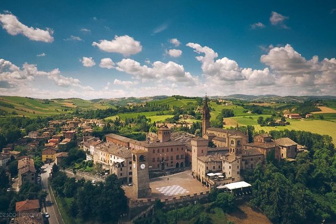 Acetaia Classica - Balsamic Vinegar Factory Tour & Tasting - Castelvetro di Modena’s hilltop start: why the setting matters