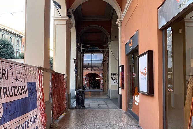 Bologna: A Self-Guided Audio Tour from Porta Galliera to Le Tre Frecce - San Pietro and Piazza del Nettuno: art stories with teeth