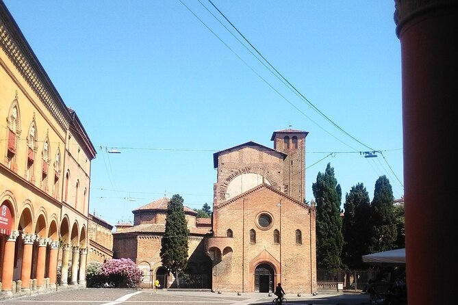 Bologna : a walk into history - San Petronio Basilica: Petronius and why locals still care