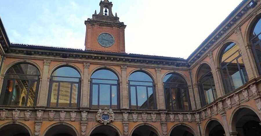 Bologna: Audio-Guided Archiginnasio Visit with Food Tasting - Archiginnasio in 90 minutes: how the QR audio guide works