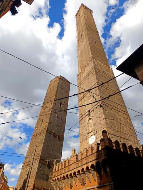 Bologna by night: Food, wine, spritz and fun - Entering Bologna’s night scene from Porta Ravegnana