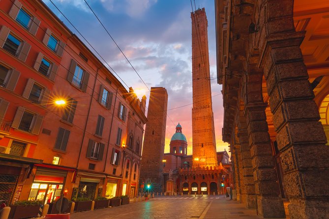 Bologna By Night Walking Tour - Meeting at Neptune Square: your starting anchor