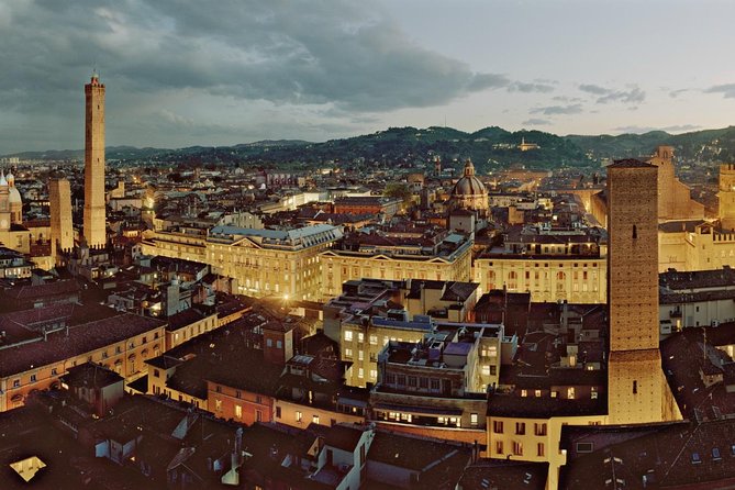 Bologna By Night Walking Tour - Le Due Torri (Asinelli): outside views and what to listen for