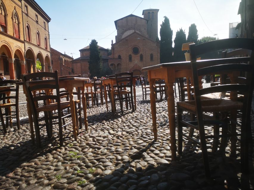 Bologna: City Center Guided Wine Walking Tour - Osteria stops: switching atmospheres and tasting through mood