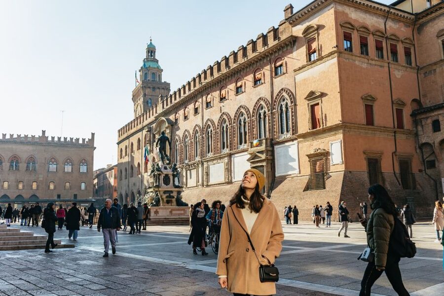 Bologna: City Center Walking Tour - Neptune Fountain: making a wish and then actually knowing the place