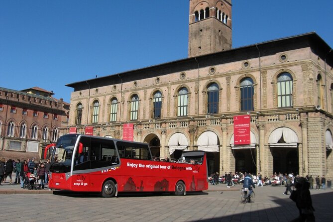 Bologna City Red Bus and Food tasting - Starting at Piazza del Nettuno: easy meeting, fast momentum