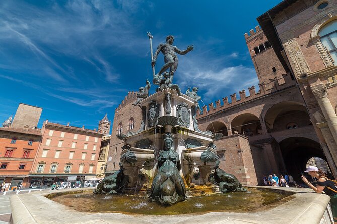 Bologna: City Walk with Audio Guide in 7 Languages on your Phone - The Two Towers area: why Bologna built height