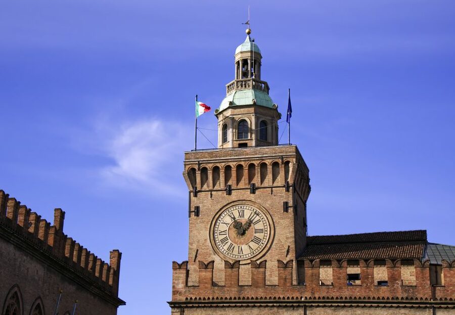 Bologna: Clock Tower Audio Guide and Food Tasting - Start at Neptune Fountain for a Smooth Entry