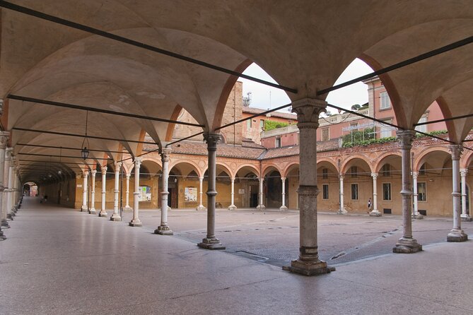 Bologna Fun Guided Private Siteseeing Tour for Kids and Families - Finestrella di Via Piella and Canale di Reno: the Little Venice angle