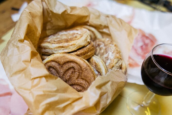 Bologna gastronomic experience with a local - Pre-aperitivo snack and flatbread in an artisan shop