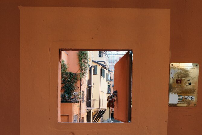 Bologna gastronomic experience with a local - Two daily-made pasta dishes with local wine: the Bologna core