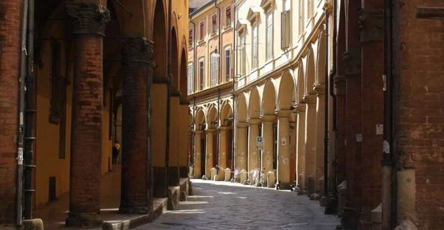 Bologna : Historic Center Walking Tour - Palazzo d’Accursio: the civic heart that explains the city