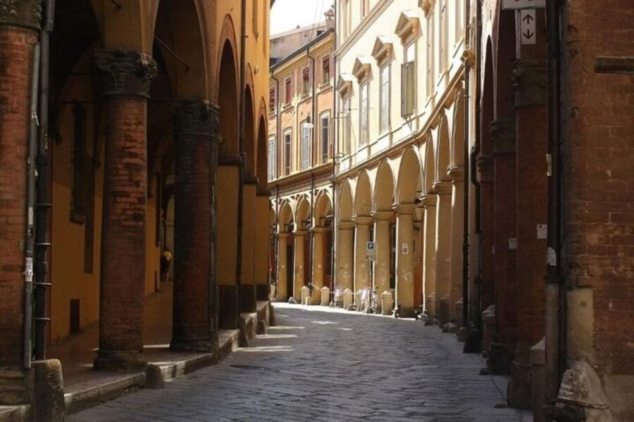 Bologna : Historic Center Walking Tour - Piazza della Mercanzia: the trading square that feels lived-in