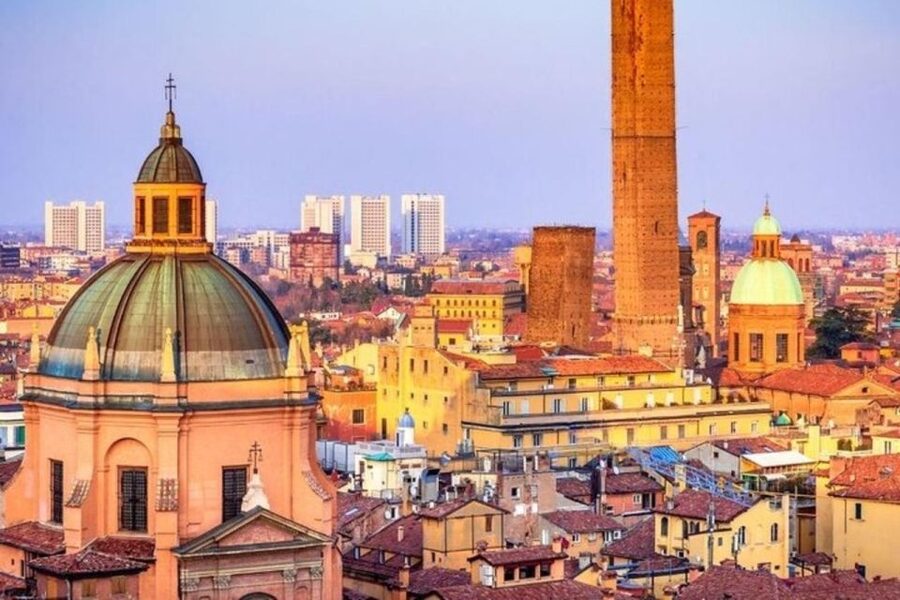 Bologna : Historic Center Walking Tour - Private vs small group: which format fits you best
