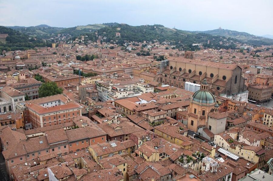 Bologna: Historical Highlights Walking Tour with Local Guide - Key things I’d circle before you book