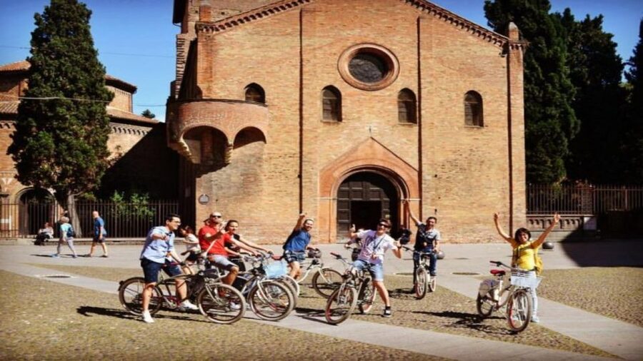 Bologna: Panoramic Bike Tour - Via del Pratello: where the ride turns into street life