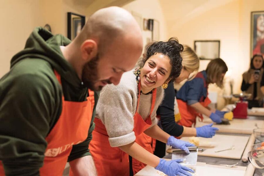 Bologna: Pasta Tagliatelle Ragu Cooking Class with Spritz - Where you meet and how the experience is set up in Bologna