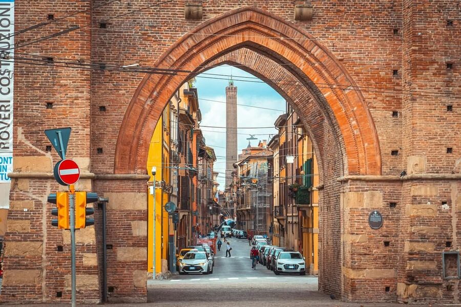 Bologna: Private Top Historical Sites Guided Walking Tour - Piazza Maggiore palaces and the Fountain of Neptune