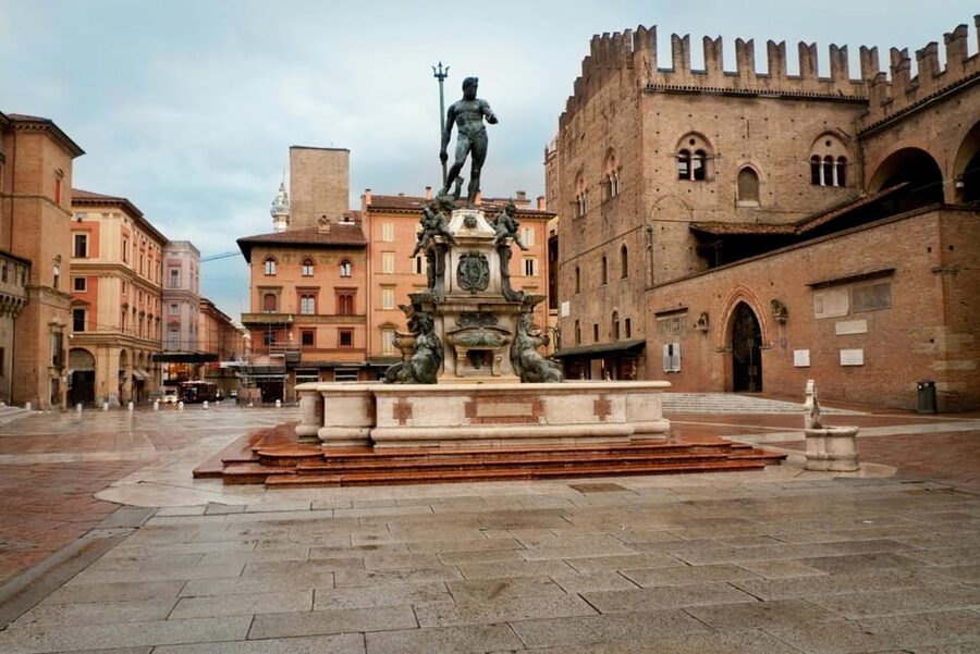 Bologna: Private Top Historical Sites Guided Walking Tour - Palazzo Re Enzo, Notaries, and Banchi: why these stops matter