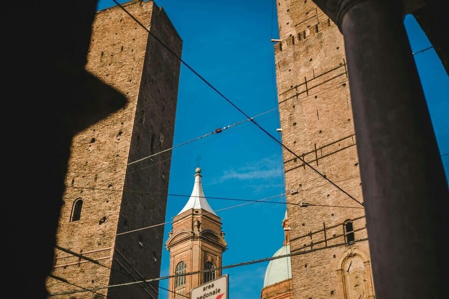 Bologna: Private Top Historical Sites Guided Walking Tour - Mercato di Mezzo: the local food-shop street that slows you down