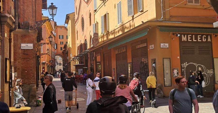 Bologna: Private Walking Tour with a Guide - Getting oriented around Piazza Maggiore and Bologna’s medieval core