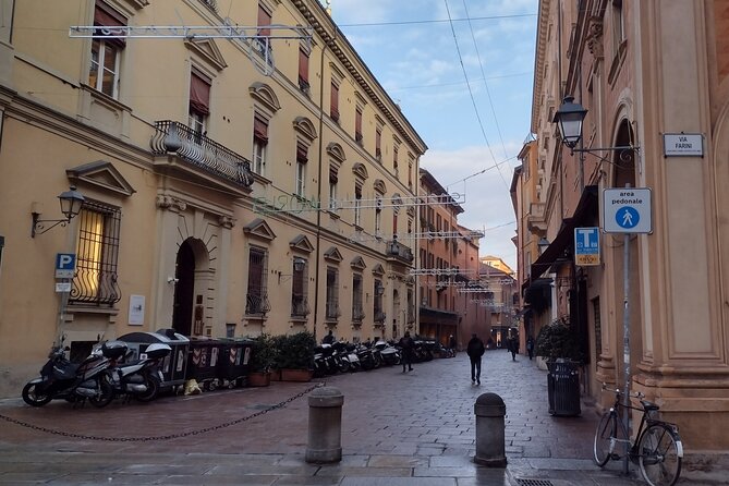 Bologna's Ancient and Recent History: A Self-Guided Audio Tour - Portici di Bologna: UNESCO porticos become part of your route