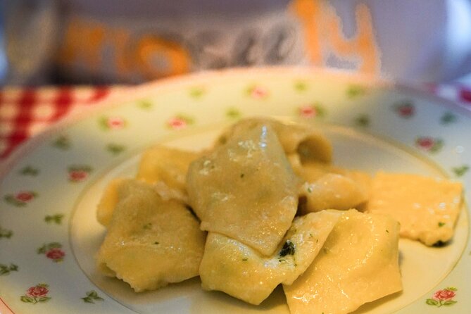 Bologna: Tagliatelle & Ragù Home Cooking Class with wine - Small-group comfort and English instruction