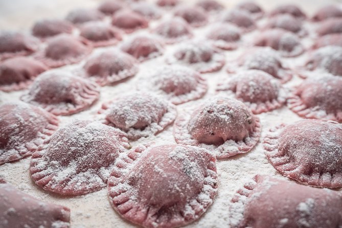 Bologna: Tagliatelle & Ragù Home Cooking Class with wine - Getting there: meeting point at Viale Abramo Lincoln (and no pickup)