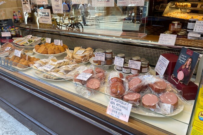 Bologna: Walking Food Tour and Highlights with a Local Guide - Via Drapperie and Vicolo Ranocchi: street-level flavor