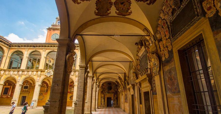 Cathedral of San Petronio and Archiginnasio Private Tour - Piazza Maggiore to your guide: how the walk sets up the visit