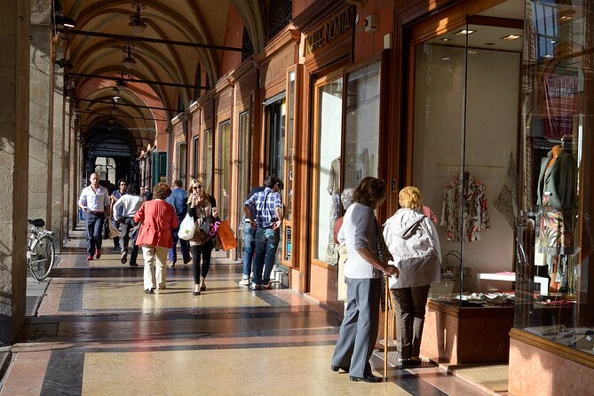 Discover Bologna an amazing city - Via Rizzoli: the Roman spine and the medieval skyline