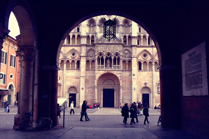 Discover Ferrara, City of the Renaissance - Piazza del Municipio: White Marble Stairs and Este Courtyard Power
