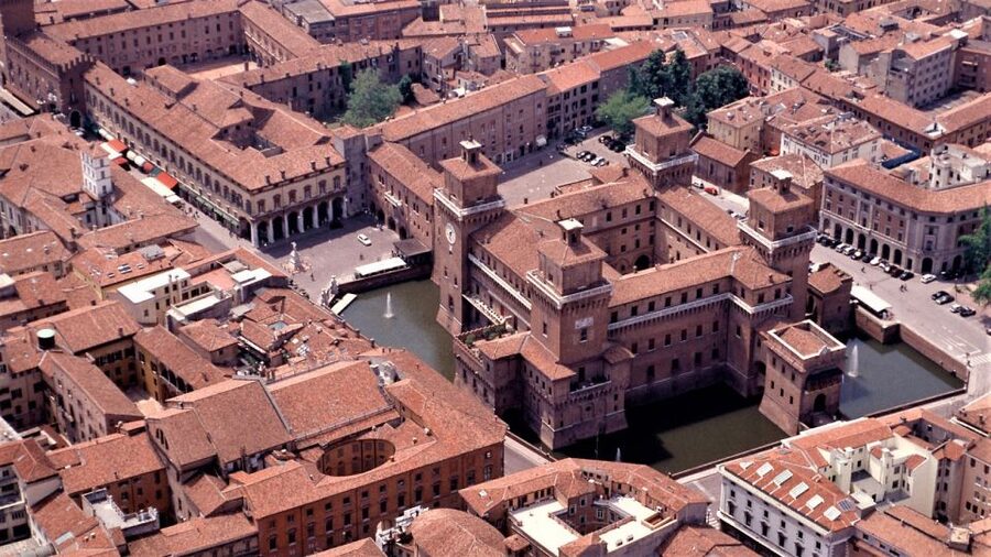 Ferrara: 2-Hour City Center Walking Tour - Guide experience: Manuela’s professionalism and language flexibility