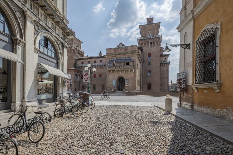 Ferrara: City Highlights Walking Tour with Local Guide - Starting in the courtyard of Estense Castle: where the story begins