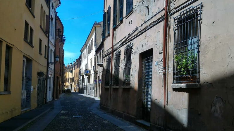 Ferrara: Medieval Ferrara and the Jewish Ghetto Walking Tour - Starting at the Castello Estense courtyard: where the story clicks