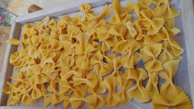 Lezione con Chef di Cucina Tradizionale Bolognese - Meeting Elisabetta’s family in Bologna: the start at Via Santo Stefano