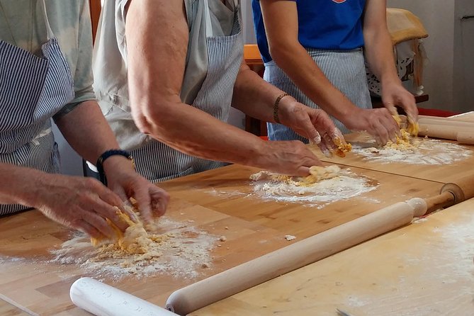 Lezione con Chef di Cucina Tradizionale Bolognese - The cooking lesson you actually care about: dough, dough, dough