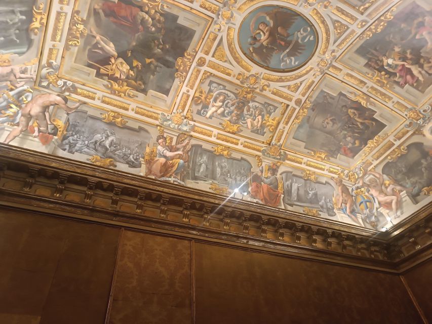 Modena: a stunning city - Pavarotti photo stop: the city’s famous voice