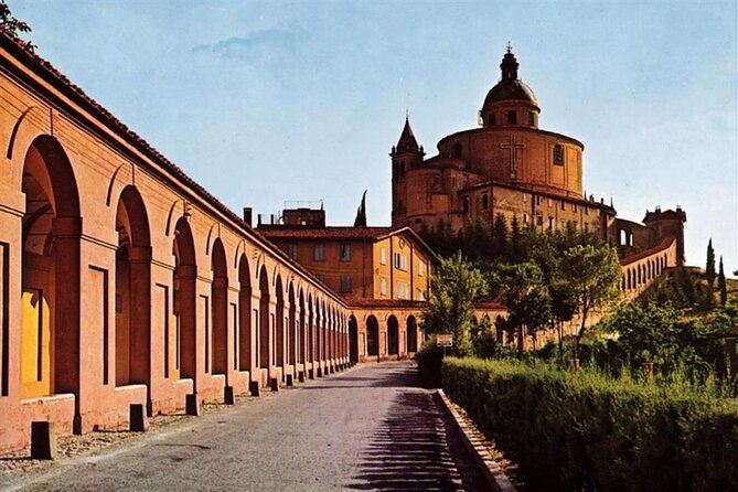 Porticoes of Bologna and Basilica San Luca Guided tour - From Neptune Square to San Luca: the route makes sense