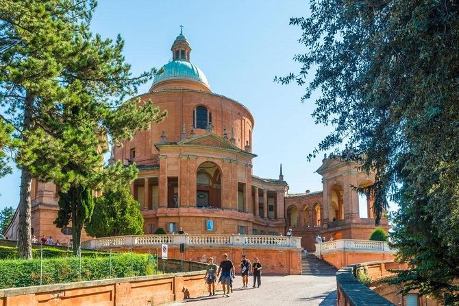 Porticoes of Bologna and Basilica San Luca Guided tour - Guides: why Victoria and Elena keep getting named