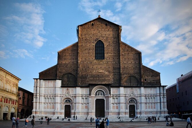 Private Bologna Food & Market Tour with 6 Tastings & Wine - Start at Via Zamboni and Palazzo della Mercanzia’s Food-City Energy