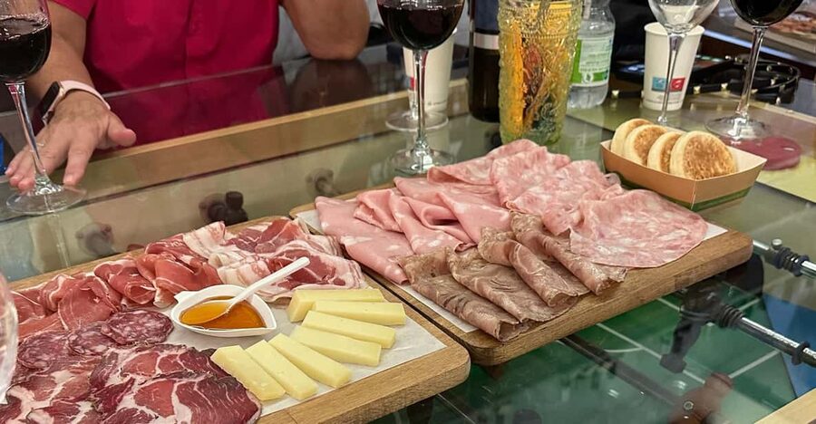 Taste Bologna's Culinary Treasure with a local - Meeting at Fontana del Nettuno: your easy start in Bologna