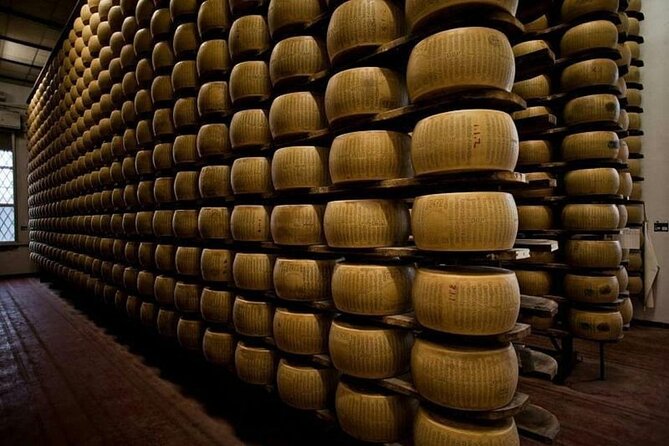 Tour Parmigiano Reggiano dairy and Parma ham - Cheese tasting with Fortana wine and balsamic: what to notice