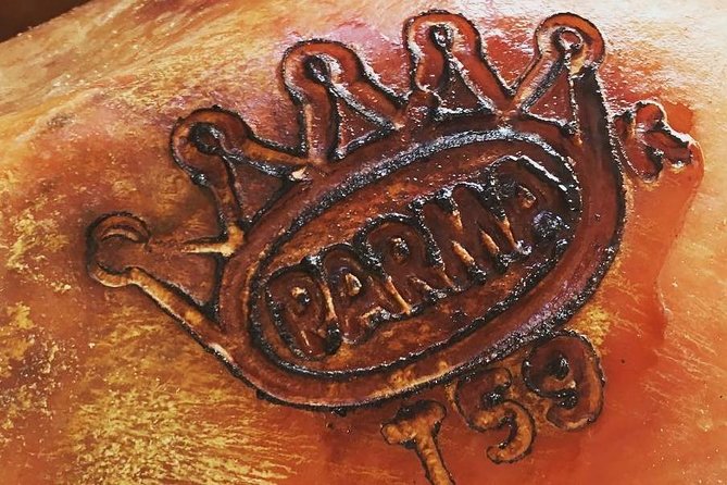 Tour Parmigiano Reggiano dairy and Parma ham - What to buy and how to take cheese home without stress