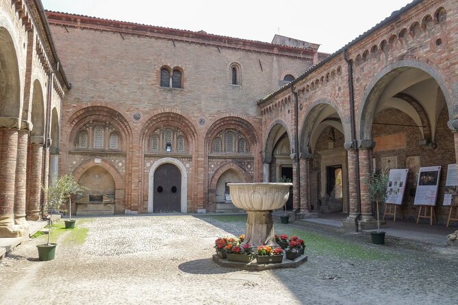 Walking tour unveiling Bologna - Piazza Santo Stefano: medieval square plus seven churches and Dante