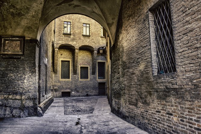 Walking tour unveiling Bologna - Neptune Square meet-up: a practical starting point